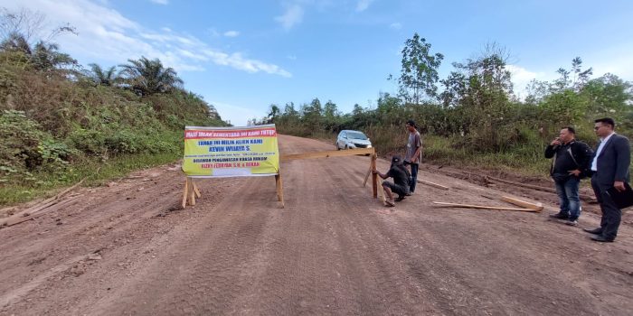 Pemilik Lahan Tutup Jalan, Keluar Masuk Kendaraan Bongkar Muat Batu Bara